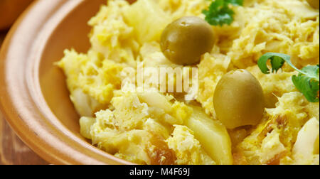 Une cuisine portugaise Bacalhau - Bras , des plats traditionnels portugais, fait à partir de lambeaux de la morue (bacalhau), oignons et finement haché . Banque D'Images