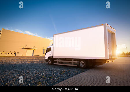 Camion de livraison commerciale avec remorque cargo blanc et vide sur le parking. Banque D'Images