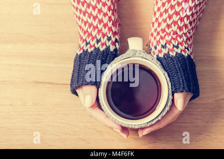 Tasse de thé chaud réchauffement de la Woman's hands en rétro sauteur. Banque D'Images