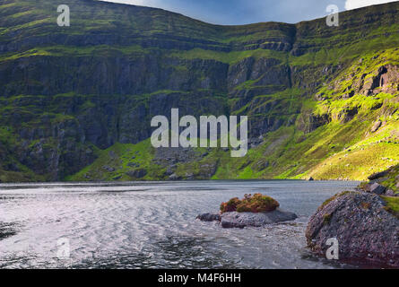 Coumshingaun Lough dans les montagnes Comeragh, comté de Waterford, Irlande Banque D'Images