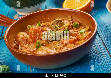 La cuisine de l'Afrique de l'est éthiopien - Inspiré Berbere Poulet au Curry, un assortiment de plats traditionnels africains, vue de dessus. Banque D'Images