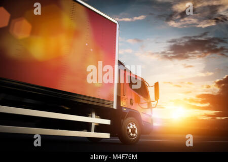 La vitesse des camions sur la route. Transports - Banque D'Images