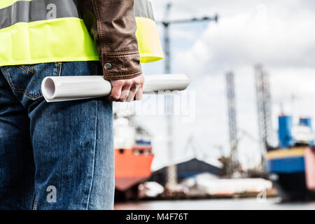 Ingénieur de construction navale holding documents de construction. Banque D'Images