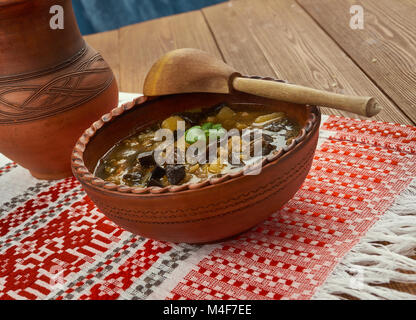 Soupe aux champignons biélorusse avec champignons séchés et de l'orge perlé Banque D'Images