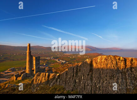 La tête au-dessus des bâtiments de la mine de cuivre Allihies, Péninsule de Beara, comté de Cork, Irlande Banque D'Images