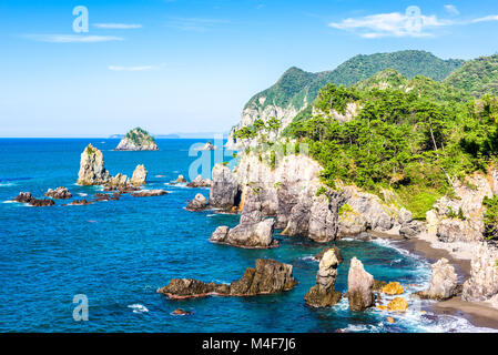 L'Île Omijima, Yamaguchi, Japon côte rocheuse sur la mer du Japon. Banque D'Images