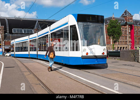 Le tramway arrivant à la gare centrale d'Amsterdam aux Pays-Bas Banque D'Images