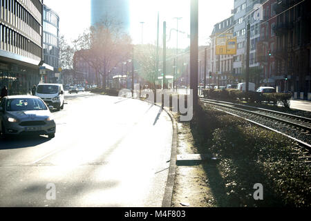 Francfort, Allemagne - janvier 05, 2017 : Le trafic sur le Baseler rue avec le tour Westhafen Tower dans l'arrière-plan dans l'glistening s Banque D'Images