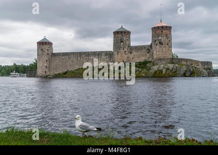 Seagull contre Olavinlinna Castle, Savonlinna, Finlande Banque D'Images