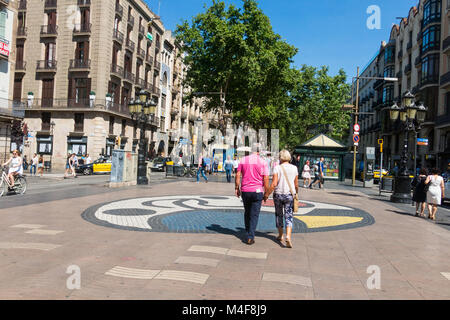 Joan Miro au Pla de l'Os mosaïque dans La Rambla à Barcelone, Espagne. Des milliers de personnes à pied tous les jours sur la mosaïque, conçu par le célèbre artiste Joan Miro Banque D'Images