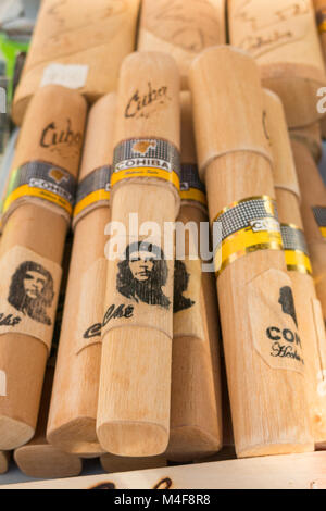 CIENFUEGOS, CUBA : cigares cubains traditionnels avec che la figure, de souvenirs typiques de Cuba vendus au magasin de souvenirs dans la rue du marché à Cienfuegos, Cuba Banque D'Images
