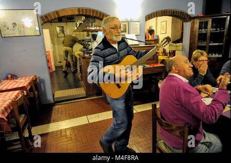 Gualtieri (Reggio Emilia, Italie), la Merla's Tavern, lieu de rencontre historique d'anarchistes, le musicien Ferdinando Barbieri Banque D'Images