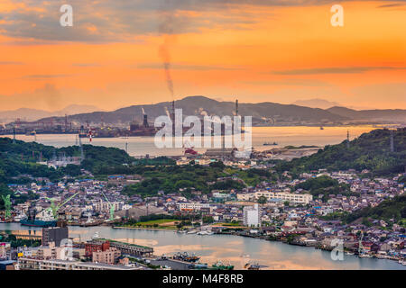 Shimonoseki, Yamaguchi, Japon skyline sur le détroit avec les zones industrielles. Banque D'Images