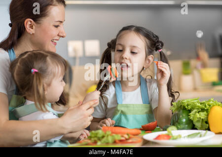 La cuisine des enfants avec leur mère Banque D'Images