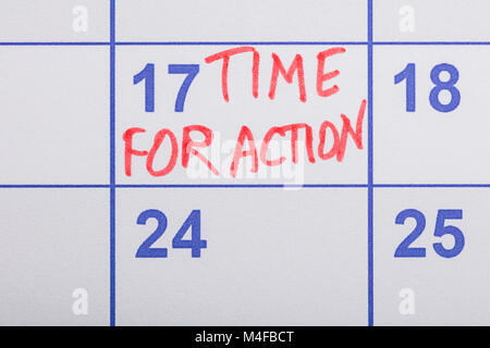 Close-up de temps de l'action dans le texte en rouge sur le calendrier écrit Banque D'Images