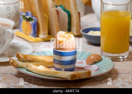 Petit-déjeuner avec oeuf mollet et beurrée Banque D'Images