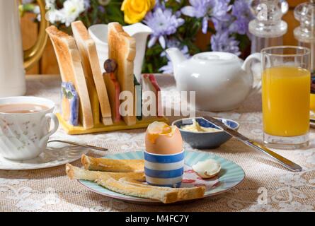 Petit-déjeuner avec oeuf mollet et balanciers soldat beurré Banque D'Images