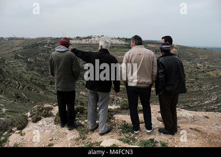 Les propriétaires fonciers palestiniens qui réclamer leurs terres prises par les colons juifs à regarder Rosh Tzurim colonie juive de Gush Etzion situé dans un cluster de colonies juives dans les montagnes de Judée Cisjordanie Israël Banque D'Images