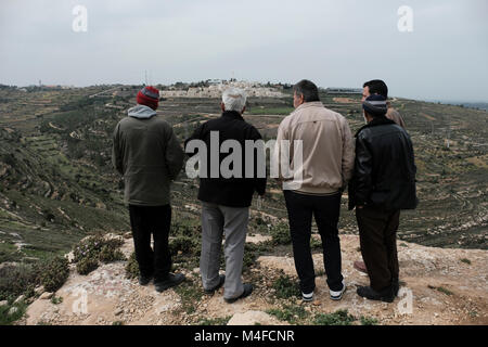 Les propriétaires fonciers palestiniens qui réclamer leurs terres prises par les colons juifs à regarder Rosh Tzurim colonie juive de Gush Etzion situé dans un cluster de colonies juives dans les montagnes de Judée Cisjordanie Israël Banque D'Images
