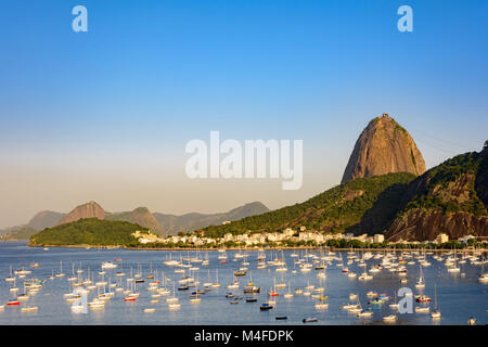 La colline du Pain de sucre et la baie de Guanabara avec bateaux Banque D'Images