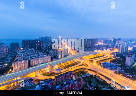 Viaduc d'échange ville dans nightfall Banque D'Images