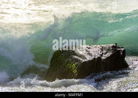 Vagues sur la pierre Banque D'Images