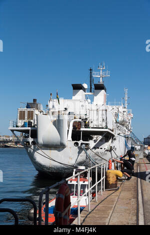 L'Leon Thevenin un navire de pose de câbles le long du port de Cape Town Afrique du Sud. Décembre 2017 Banque D'Images