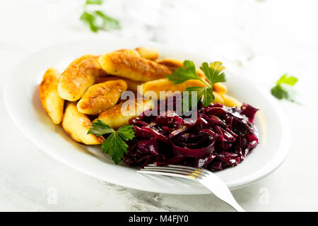 Chou rouge fait maison avec un ragoût de boulettes de pommes de terre Banque D'Images