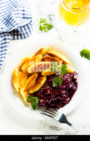 Chou rouge fait maison avec un ragoût de boulettes de pommes de terre Banque D'Images