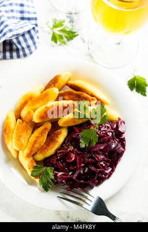 Chou rouge fait maison avec un ragoût de boulettes de pommes de terre Banque D'Images