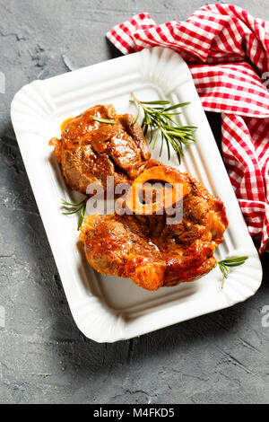 Boeuf braisé à l'italien à l'os Cuit au romarin et sauce tomate Banque D'Images