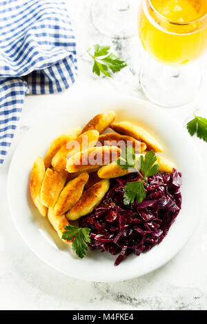 Chou rouge fait maison avec un ragoût de boulettes de pommes de terre Banque D'Images