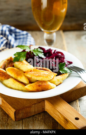 Chou rouge fait maison avec un ragoût de boulettes de pommes de terre Banque D'Images