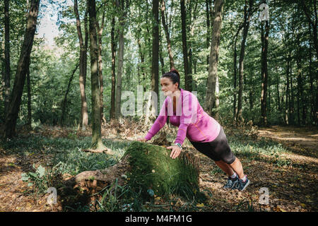 Full Length portrait of a female jogger se réchauffer sur son propre et être prêt pour un jogging. Banque D'Images