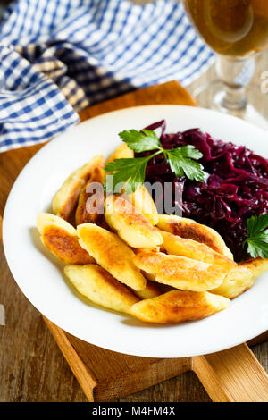 Chou rouge fait maison avec un ragoût de boulettes de pommes de terre Banque D'Images