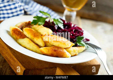 Chou rouge fait maison avec un ragoût de boulettes de pommes de terre Banque D'Images