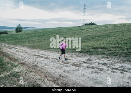 Portrait d'une femme potelée essayant de rester en forme et d'exécution dans la soirée. Banque D'Images