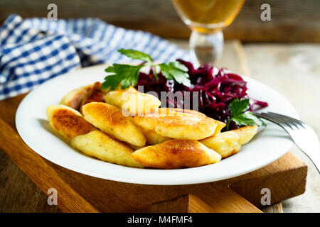 Chou rouge fait maison avec un ragoût de boulettes de pommes de terre Banque D'Images