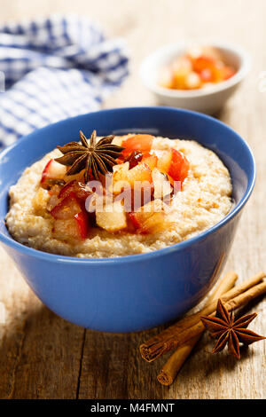 Porridge d'avoine fait maison avec apple et épices Banque D'Images