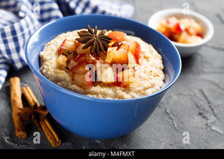 Porridge d'avoine fait maison avec apple et épices Banque D'Images