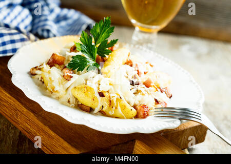 Choucroute maison, bacon et ragoût de boulettes de pommes de terre Banque D'Images