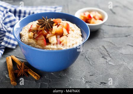 Porridge d'avoine fait maison avec apple et épices Banque D'Images