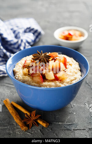 Porridge d'avoine fait maison avec apple et épices Banque D'Images