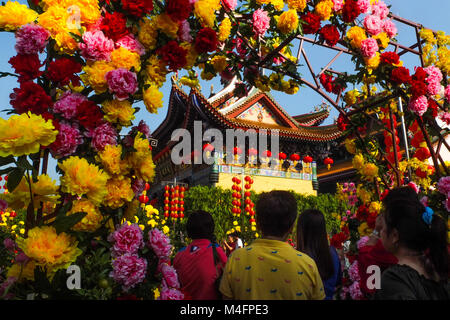 Klang, Malaisie. 16 Février, 2018. Chinois de Malaisie promenade à l'intérieur de la Kuan Yin temple durant célébration du Nouvel An chinois à Chicago à l'extérieur de Kuala Lumpur le 16 février 2018. Le Nouvel An chinois le 16 février vous accueille l'année du chien (aussi connu comme l'année de la Terre chien). Credit : Samsul dit/AFLO/Alamy Live News Banque D'Images