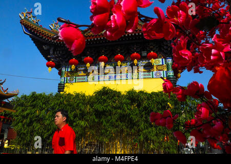 Klang, Malaisie. 16 Février, 2018. Un Chinois à pied à l'intérieur du temple Kuan Yin au cours de célébration du Nouvel An chinois à Chicago à l'extérieur de Kuala Lumpur le 16 février 2018. Le Nouvel An chinois le 16 février vous accueille l'année du chien (aussi connu comme l'année de la Terre chien). Credit : Samsul dit/AFLO/Alamy Live News Banque D'Images