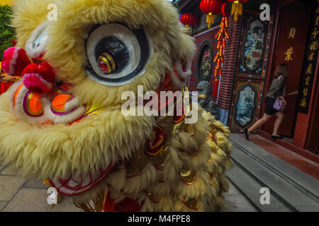 Klang, Malaisie. 16 Février, 2018. Chinois membres d'effectuer une danse du lion au temple Kuan Yin au cours de célébration du Nouvel An chinois à Chicago à l'extérieur de Kuala Lumpur le 16 février 2018. Le Nouvel An chinois le 16 février vous accueille l'année du chien (aussi connu comme l'année de la Terre chien). Credit : Samsul dit/AFLO/Alamy Live News Banque D'Images