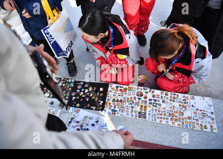 Gangneung, Corée du Sud. 16 Février, 2018. Des collectionneurs qui s'intéressent dans les broches à Gangneung, Corée du Sud, 16 février 2018. Crédit : Peter Kneffel/dpa/Alamy Live News Banque D'Images