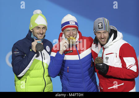 Pyeongchang, Corée du Sud. 16 Février, 2018. La Norvège championne Johannes Thingnes Boe (C), le second placé la Jakov Fak (L) et troisième l'Autrichien Dominik Landertinger poser pour des photos au cours d'une cérémonie de remise de médailles de men's 20km individuel du biathlon au Jeux Olympiques d'hiver de PyeongChang 2018 Médaille au Plaza, PyeongChang, Corée du Sud, le 16 février. En 2018. Credit : Bai Xuefei/Xinhua/Alamy Live News Banque D'Images