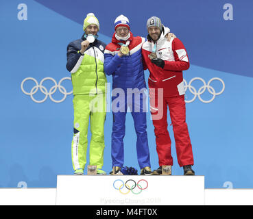 Pyeongchang, Corée du Sud. 16 Février, 2018. La Norvège championne Johannes Thingnes Boe (C), le second placé la Jakov Fak (L) et troisième l'Autrichien Dominik Landertinger poser pour des photos au cours d'une cérémonie de remise de médailles de men's 20km individuel du biathlon au Jeux Olympiques d'hiver de PyeongChang 2018 Médaille au Plaza, PyeongChang, Corée du Sud, le 16 février. En 2018. Credit : Bai Xuefei/Xinhua/Alamy Live News Banque D'Images