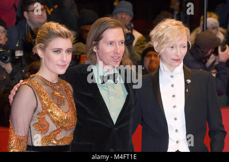 Berlin, Allemagne. 15 Février, 2018. Greta Gerwig, actrice américaine American réalisateur Wes Anderson et l'actrice écossaise Tilda Swinton assiste à la 68e Berlinale Festival International du Film de Berlin première de Isle of Dogs à la Berlinale Palace à Berlin, Allemagne. Crédit : Paul Treadway / Alamy Live News Banque D'Images